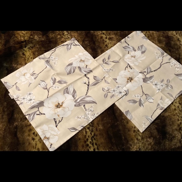 Set of 2 Magnificent MAGNOLIA FLOWERS & Blossoms Toss Pillow Covers NEW! - Picture 2 of 3